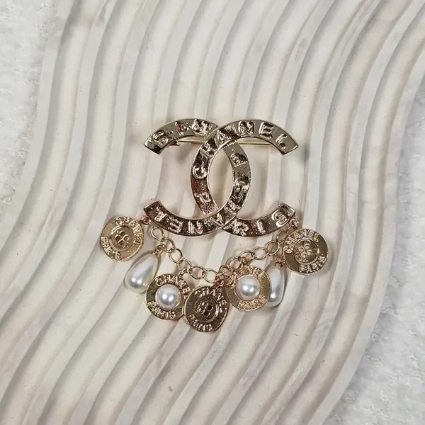 سنجاق سینه زنانه طرح CHANEL